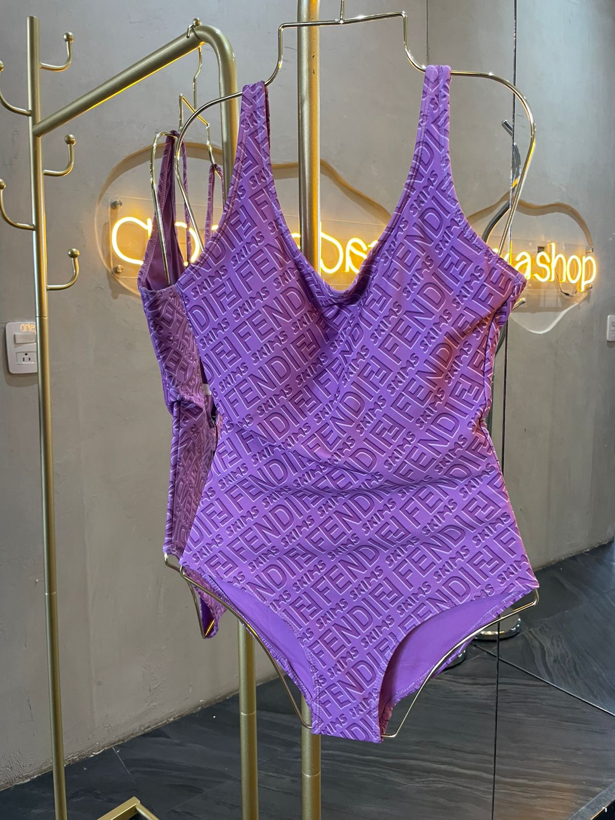 traje de baño morado